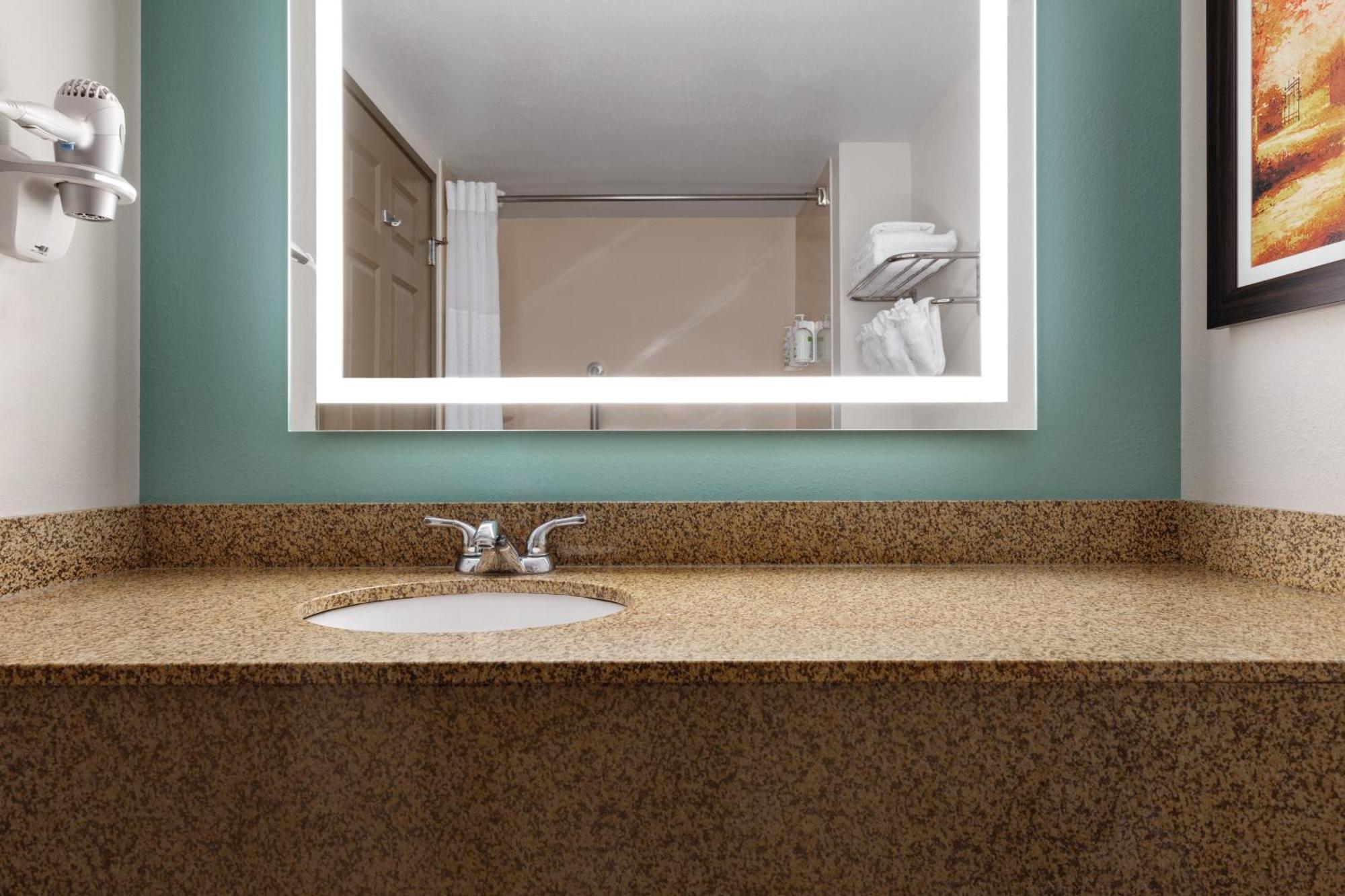 Wingate By Wyndham Louisville East Екстер'єр фото